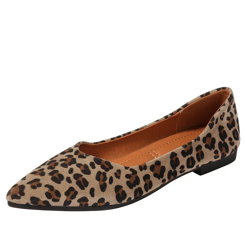 Pointed-toe leopard print women's flat shoe with tan inner lining and black sole