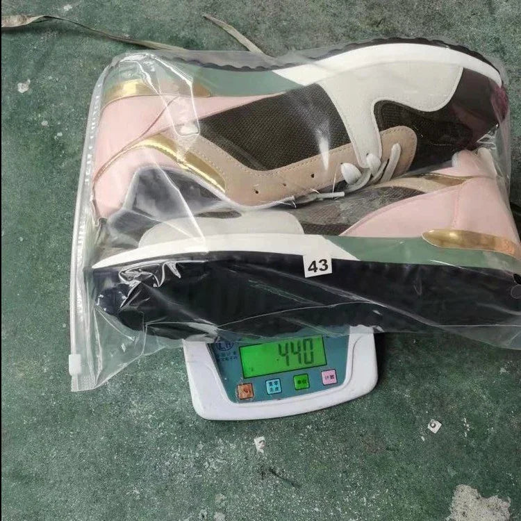 pair of multicolor sports shoes size 43 in clear plastic bag on digital scale showing 440 grams