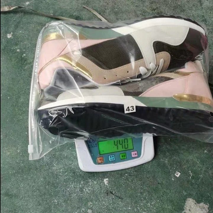 pair of multicolor sports shoes size 43 in clear plastic bag on digital scale showing 440 grams